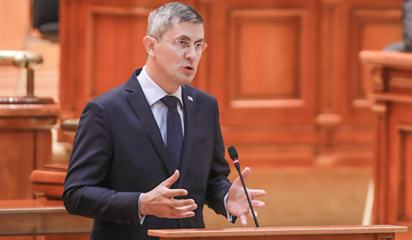 Barna l-a felicitat pe Ciolacu: ați reușit cea ce nici Ion Iliescu nu a putut, să pună PNL-ul la butoniera PSD