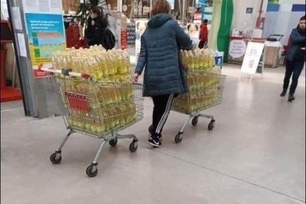 Cozi la ulei într-o țară care produce de zece ori mai mult decât e necesarul