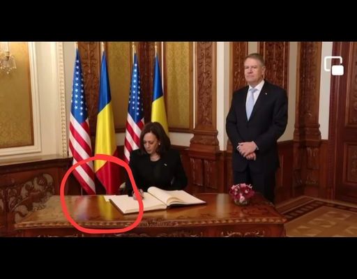 În fața profesorului Iohannis, Kamala Harris a copiat de pe o fițuică