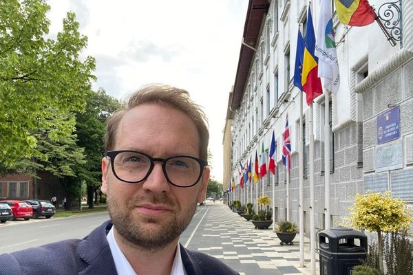 Prefectul PSD al județului Timiș îi cere lui Dominic Fritz să dea jos steagurile străine de pe clădirea Primăriei