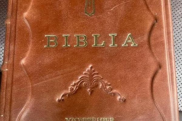 Biblia cu numele lui Sorin Grindeanu naște controverse