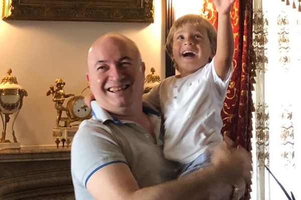 Codrin Ștefănescu, ținându-și fiul în brațe: Nu vreau să aibă rație la orice, cartelă la pâine, apă rece si cu porția, libertăți îngrădite