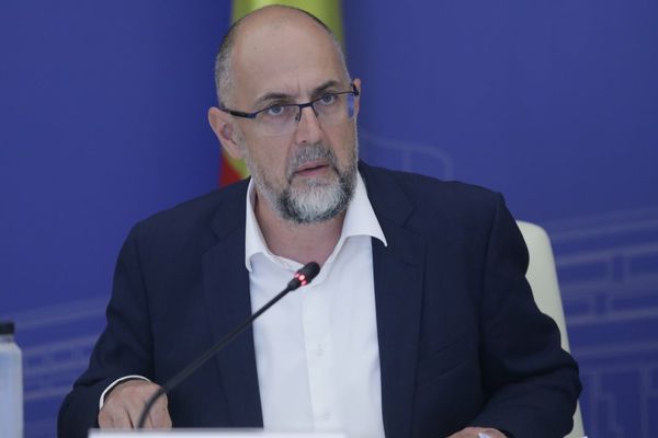 KELEMEN HUNOR:  EU ÎI ROG PE TOŢI COLEGII MEI DIN COALIŢIE  SĂ IA UN LIGHEAN CU APĂ RECE ŞI SĂ PUNĂ FIECARE PICIOARELE ÎN APĂ. SE LINIŞTEŞTE TOATĂ LUMEA ŞI MÂINE SĂ NE ÎNTOARCEM LA MASĂ