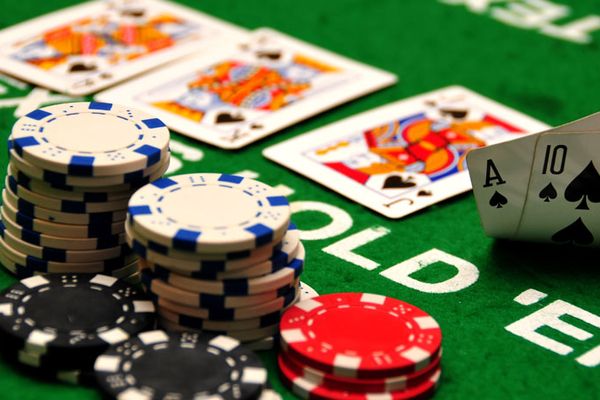   CINE ESTE DEALER LA JOCUL DE POKER POLITIC? 