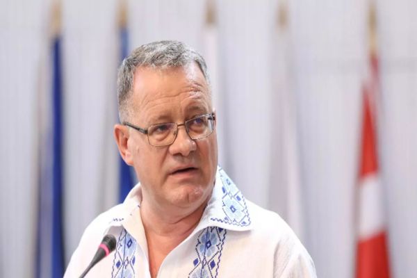 TU DECIZI. Dosar de candidat. Adrian Oros, ministrul care încasa și salariu de profesor fără să fie la catedră