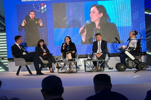 MINISTRUL SIMONA BUCURA OPRESCU, LA CONFERINȚA LA NIVEL ÎNALT DEDICATĂ PERSOANELOR CU DIZABILITĂȚI DE LA BUDAPESTA: ”ÎMPREUNĂ PUTEM TRANSFORMA DIZABILITATEA ÎN ABILITATEA DE A REUȘI!”