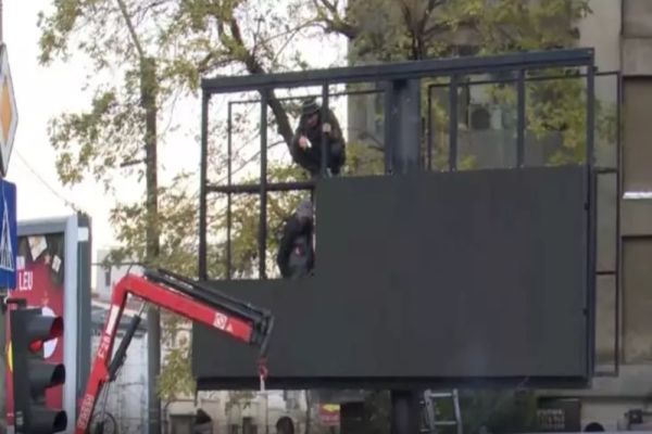 Fugarul Ghiță, legături cu firma care deține panourile publicitare. Instalație de făcut bani: românii parchează, el încasează