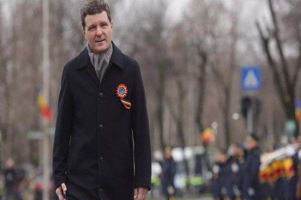 Nicușor Dan a stat la poze mai mult decât la parada militară de Ziua Națională