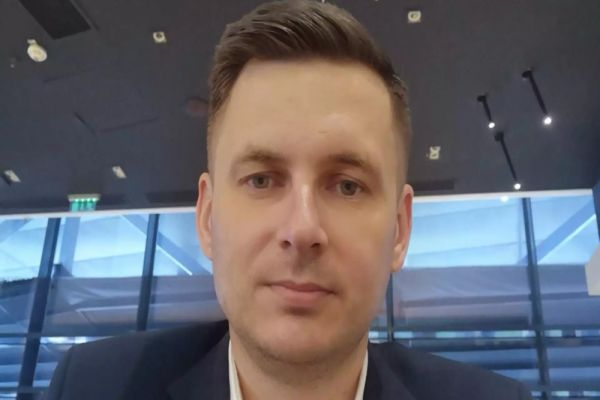 Scandal cu golănii în Parlament. Cum se atacă pe la spate după ce a uitat că are microfonul pornit | VIDEO