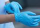 Incredibil! Iată cât de periculoase sunt mănușile de unică folosință în transmiterea SARS-CoV-2!